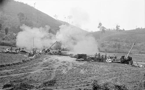 Chiến sĩ Đoàn 368 pháo binh tỉnh Hoàng Liên Sơn dội bão lửa trừng trị quân địch, ngày 10/3/1979.